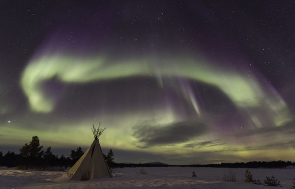 Lodge aurora sous les aurores en Laponie
