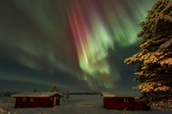Aurore sur le lodge Aurora en Laponie